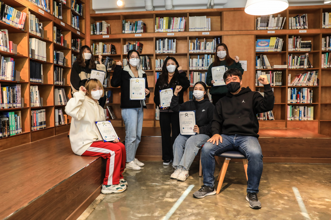 동서대 김기수 교수(우)와 수상한 학생들 기념촬영 장면 [동서대 제공]