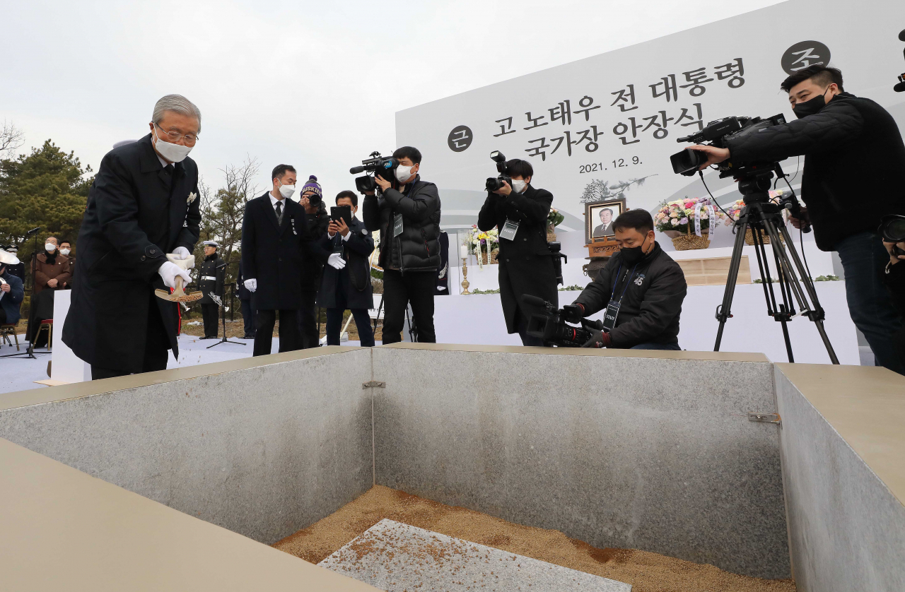 9일 경기도 파주시 동화경모공원에서 열린 고(故) 노태우 전 대통령 국가장 안장식에서 김종인 국민의힘 총괄선대위원장이 취토하고 있다. [연합]