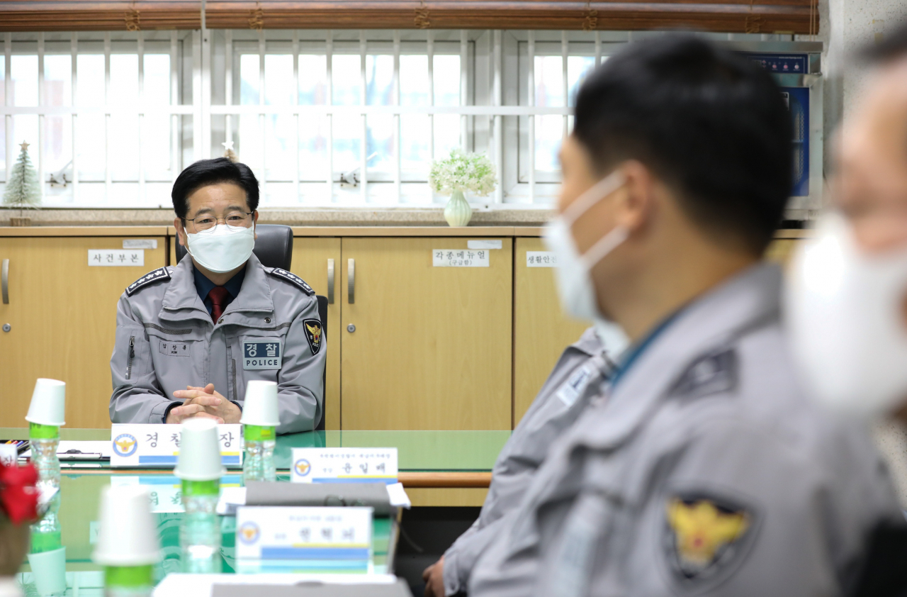 김창룡 경찰청장은 9일 오후 부천 원미경찰서 계남지구대를 방문해 주변 유흥시설 밀집지역을 점검하고 방역수칙이 현장에서 잘 준수될 수 있도록 노력할 것을 당부했다. 김 청장은 부천 원미경찰서로 이동해 대민부서를 살펴보며 철저한 방역관리도 주문했다. [경찰청 제공]