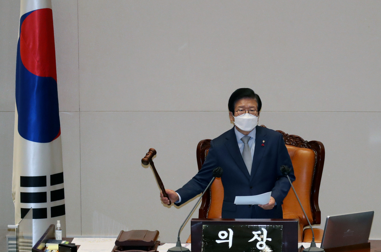 박병석 국회의장이 정기국회 마지막 날인 9일 오후 국회에서 열린 본회의 의사봉을 두드리고 있다. [연합]