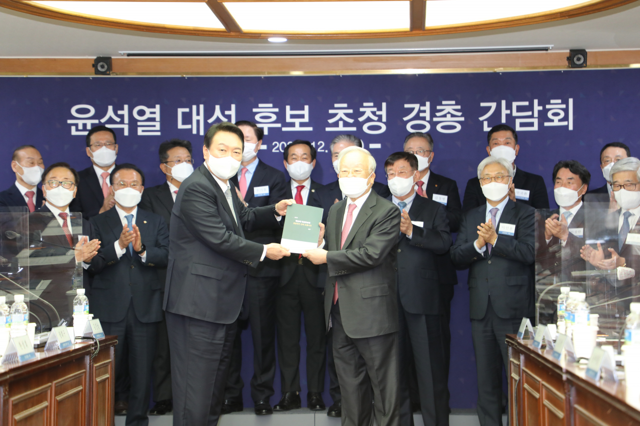 윤석열 국민의힘 대통령 후보(왼쪽)와 손경식 한국경영자총협회 회장이 9일 서울 마포구 경총회관에서 열린 ‘대선 후보 초청 경총 간담회’에서 대선 정책 건의서를 들고 기념사진을 촬영하고 있다. [한국경영자총협회 제공]