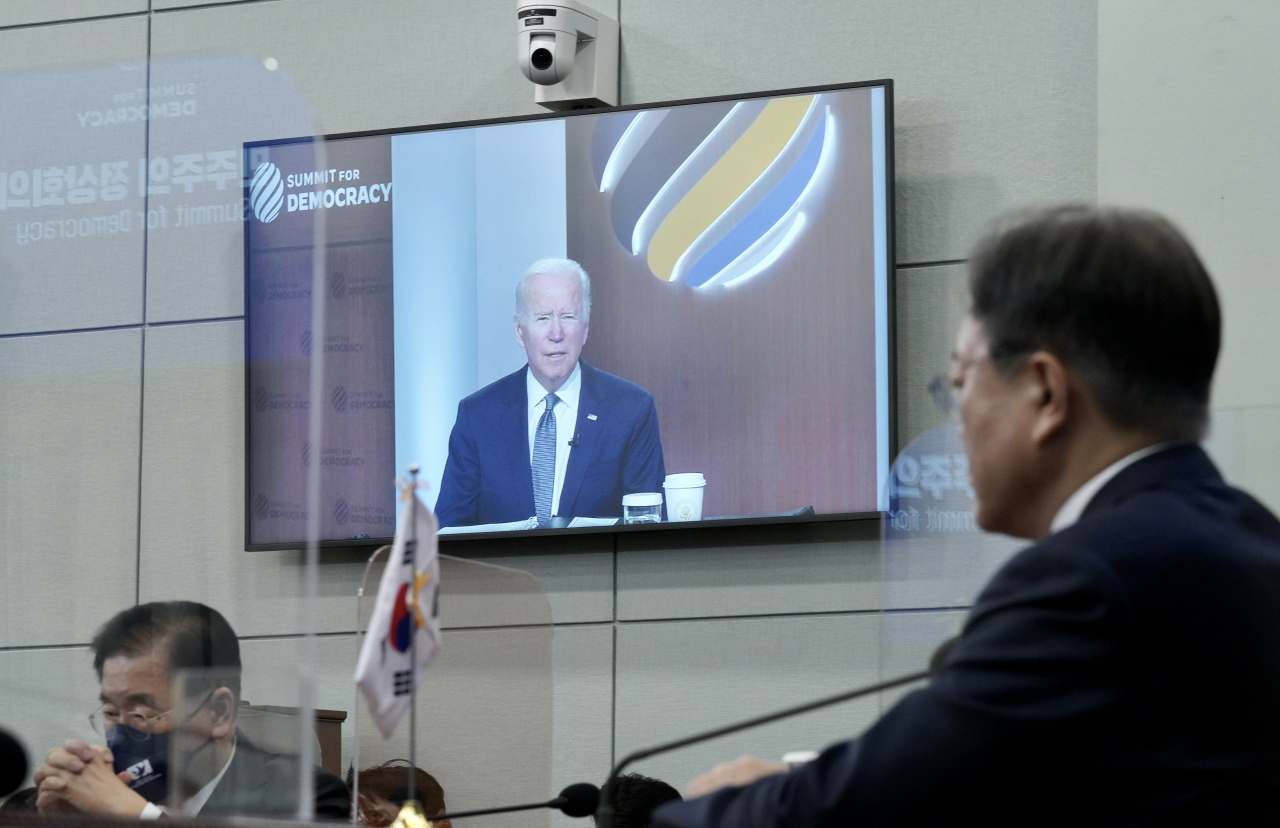 문재인 대통령은 9일 청와대 여민관 영상회의실에서 조 바이든 미국 대통령 주재로 열린 ‘민주주의 화상 정상회의’에 참석했다. 문 대통령이 바이든 대통령의 개회사를 듣고 있다. [연합]