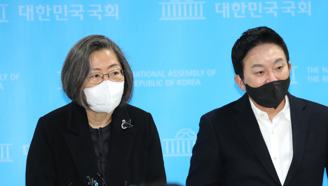 이수정 국민의힘 공동선대위원장이 10일 국회 소통관에서 범죄피해자 지원제도 개선에 관한 공약을 발표한 뒤 취재진의 질문에 답변하고 있다.[국회 사진기자단]