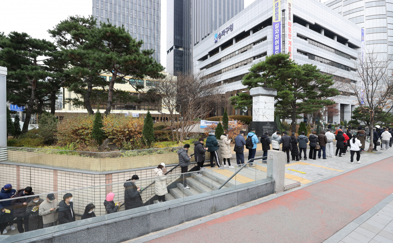 10일 오전 서울 송파구 송파보건소 신종 코로나바이러스 감염증(코로나19) 선별진료소 앞에 시민들이 검사를 받기 위해 줄을 서 있다. [연합]