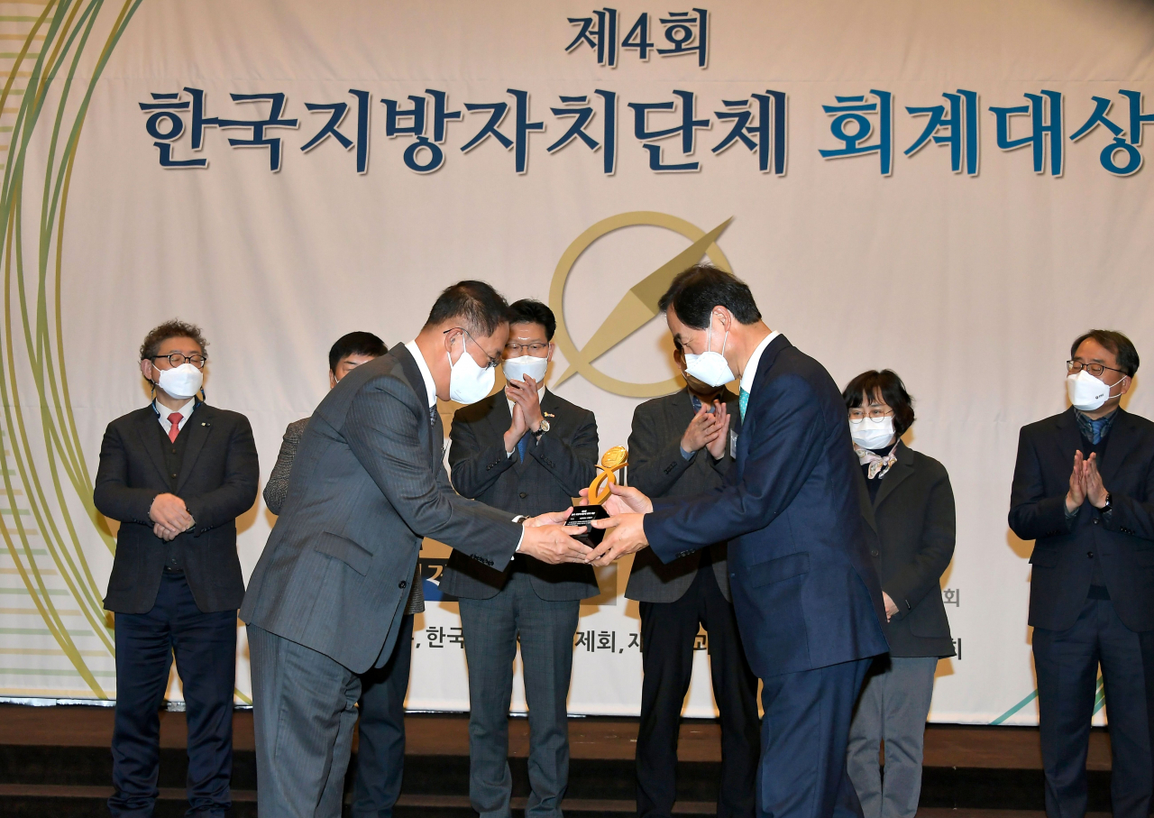 문석진 서대문구청장이 제4회 한국 지방자치단체 회계대상에서 우수상을 수상하고 있다. [서대문구청 제공]