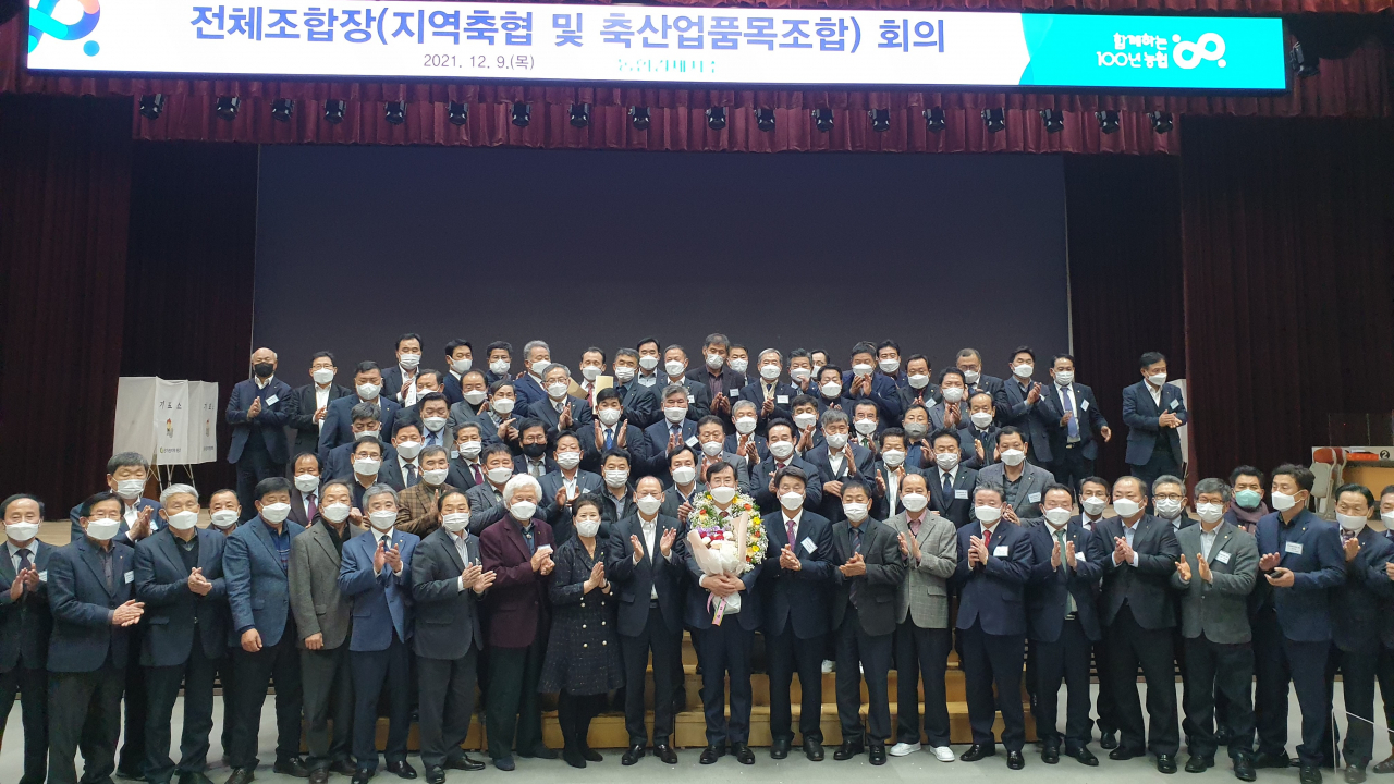 안병우(앞줄 가운데) 전 농협사료 대표가 9일 서울 농협중앙회 본관에서 열린 전체 축산농협조합장회의와 임원추천위원회에서 축산경제의 새로운 수장으로 선출된 후 기념촬영을 하고 있다. [농협경제지주 축산경제 제공]