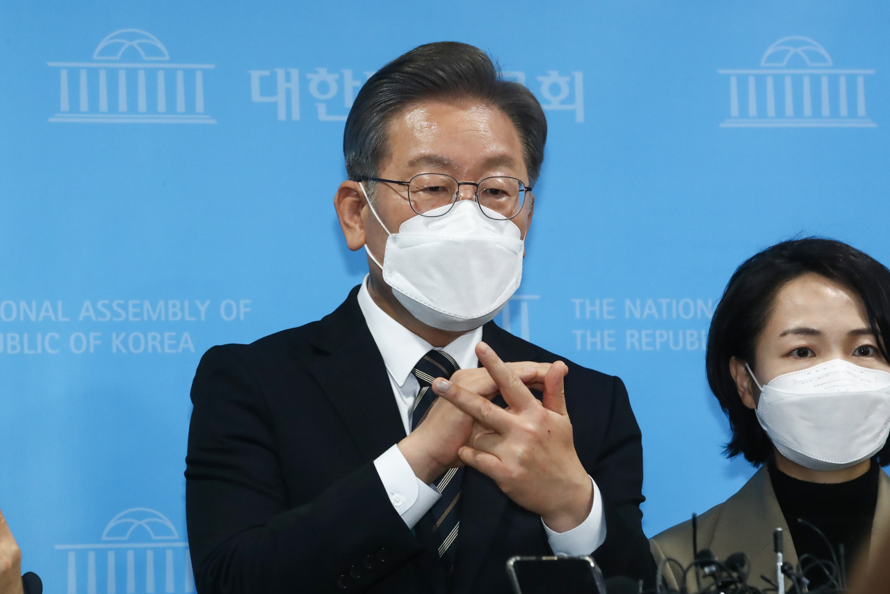 이재명 더불어민주당 대선후보가 지난 9일 오후 국회 소통관에서 감염병 대응 정책 관련 긴급 기자회견을 마친 뒤 취재진의 질문에 답변하고 있다. [이상섭 기자]