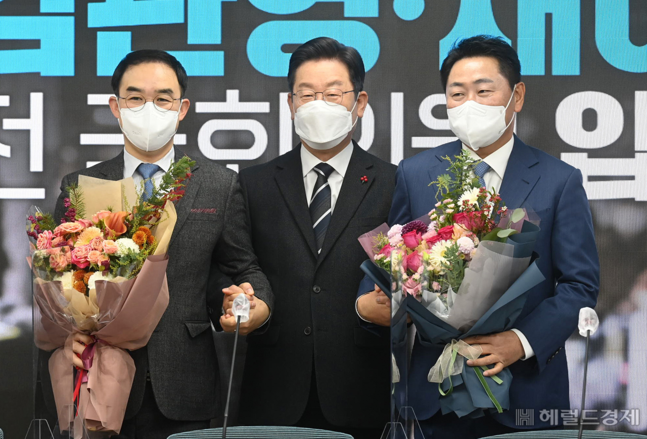 [헤럴드경제=이상섭 기자] 이재명(가운데) 더불어민주당 대선후보가 9일 오전 서울 영등포구 더불어민주당사에서 열린 바른미래당 출신 김관영(오른쪽), 채이배 전 의원의 입당식에서 두 전의원의 손을 잡고 환영하고 있다.