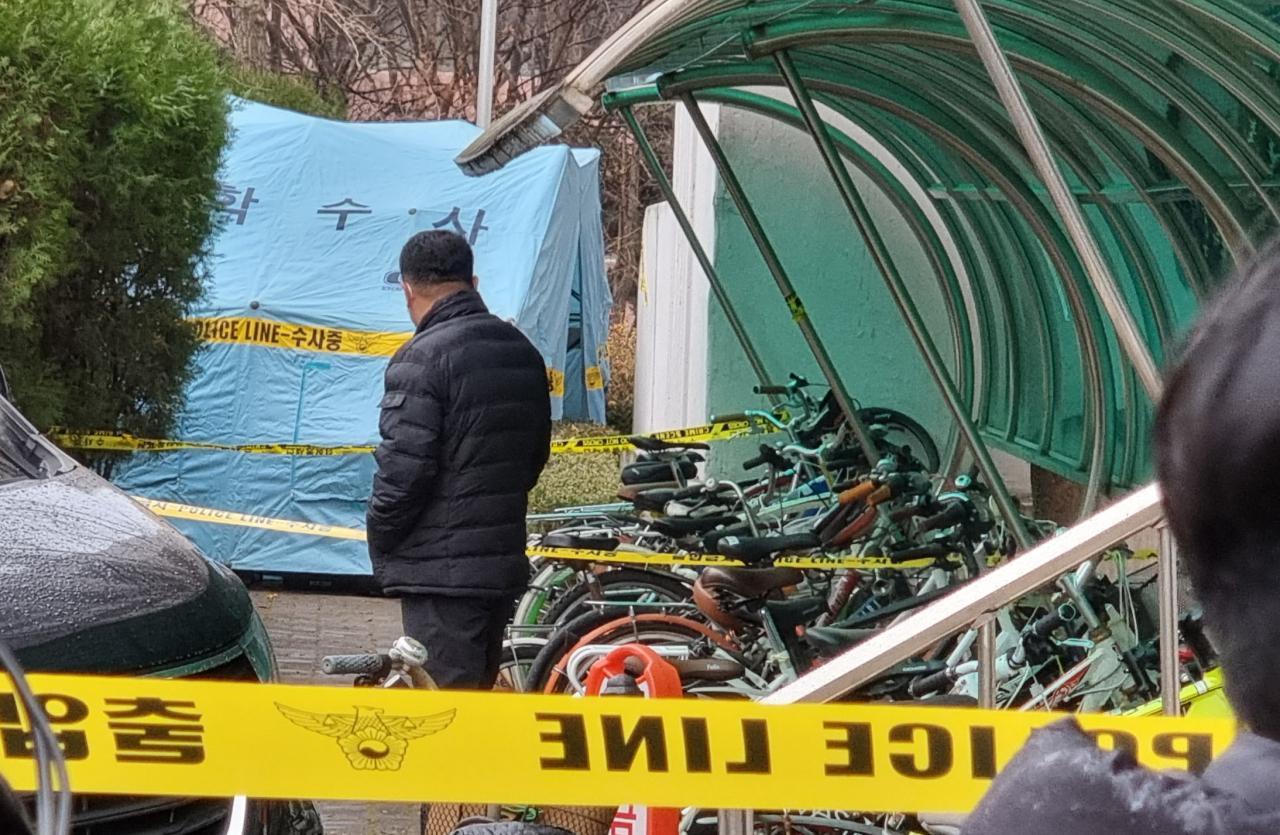 대장동 개발 관련 뒷돈을 챙긴 혐의로 구속영장이 청구된 유한기 전 성남도시개발공사 개발사업본부장이 10일 오전 경기 고양시 자택 인근에서 숨진 채 발견됐다. 경기 일산서부경찰서 등에 따르면 이날 오전 7시 40분께 고양시 일산서구의 한 아파트단지 화단에서 유 전 본부장이 추락해 숨져 있는 것을 주민이 발견해 신고했다. 사진은 이날 경찰이 현장에서 조사를 하고 있는 모습. ※ 우울감 등 말하기 어려운 고민이 있거나 주변에 이런 어려움을 겪는 가족·지인이 있으면 자살 예방 핫라인 ☎1577-0199, 희망의 전화 ☎129, 생명의 전화 ☎1588-9191, 청소년 전화 ☎1388 등에서 24시간 전문가의 상담을 받을 수 있습니다. [연합]