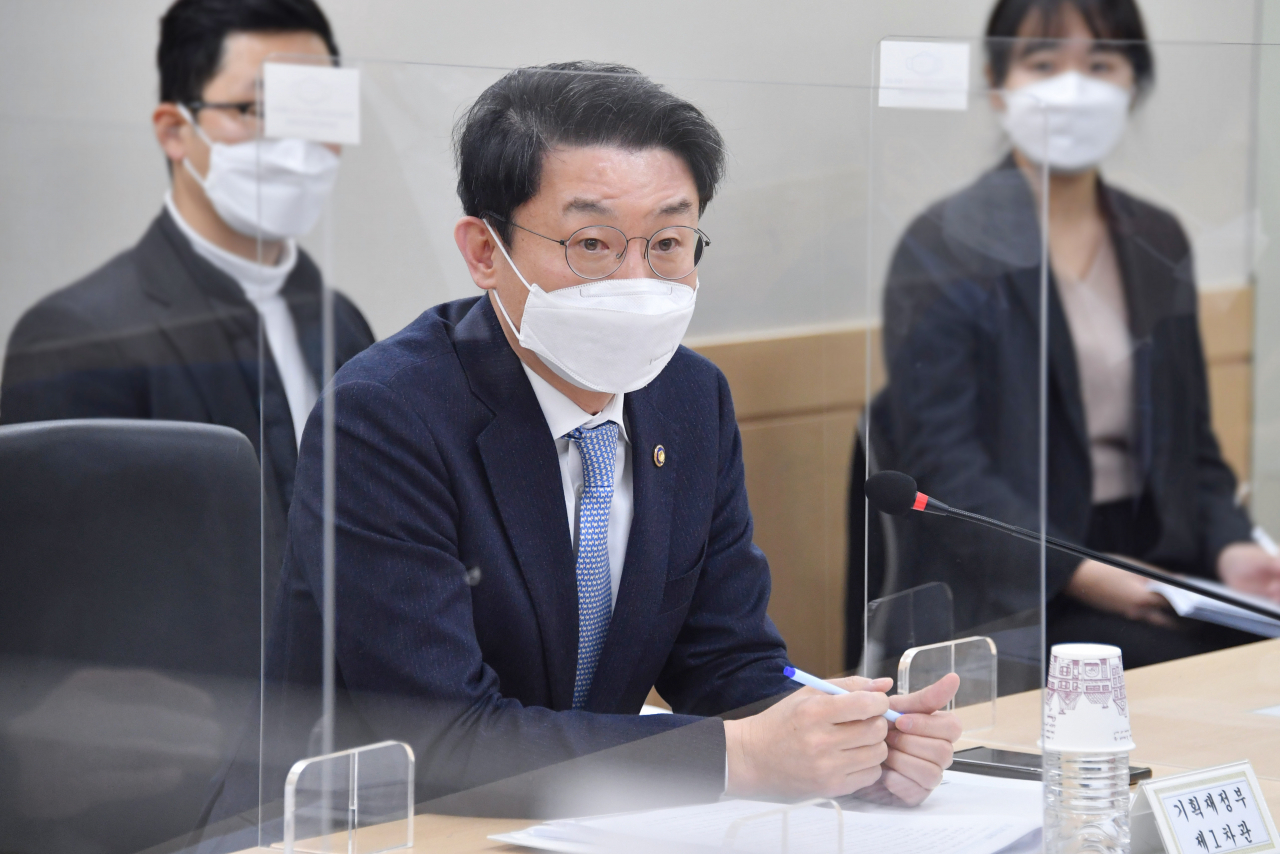 이억원 기획재정부 차관이 10일 서울 광화문 정부청사에서 경제안보 핵심품목 TF 제3차 회의를 주재하고 있다. 정부는 이날 회의에서 경제안보 핵심품목 1차 선정 결과와 조기경보시스템(EWS) 배정 결과 및 20대 우선관리품목 수급 안정화 방안 등을 논의했다. [기획재정부 제공]