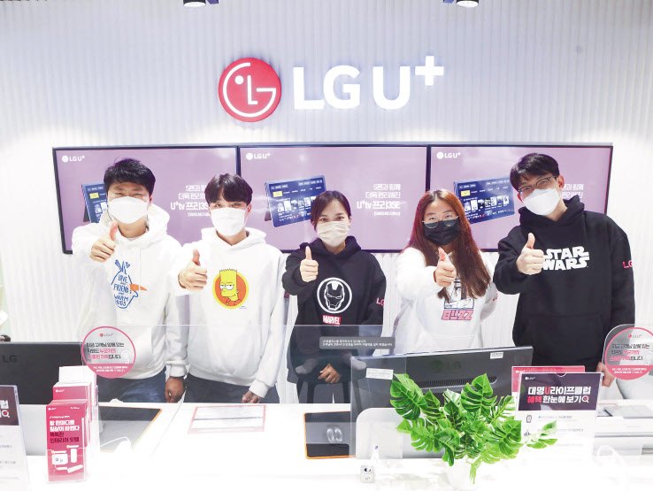 LG유플러스 직원들이 디즈니 캐릭터가 그려진 유니폼을 입고 기념촬영을 하고 있다. [LG유플러스 제공]