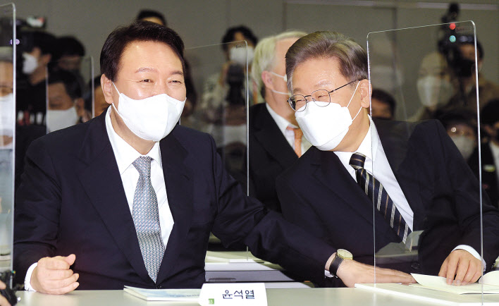 이재명(오른쪽) 더불어민주당 대선 후보와 윤석열 국민의힘 대선 후보가 지난 9일 서울 마포구 연세대 김대중도서관에서 열린 ‘김대중 대통령 노벨평화상 수상 21주년 기념식 및 학술회의’에 참석해 대화하고 있다. [국회사진기자단]