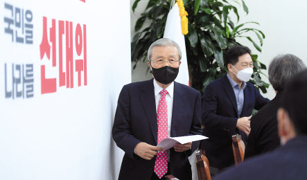 이재명 더불어민주당 대선후보가 10일 오전 서울 영등포구 더불어민주당사에서 열린 바른미래당 출신 김관영(오른쪽), 채이배 전 의원의 입당식에서 두 전 의원의 손을 잡고 있다(위쪽). 김종인 국민의힘 총괄선거대책위원장이 10일 국회에서 열린 코로나위기대응위원회 1차 회의에 참석하고 있다. 이상섭 기자
