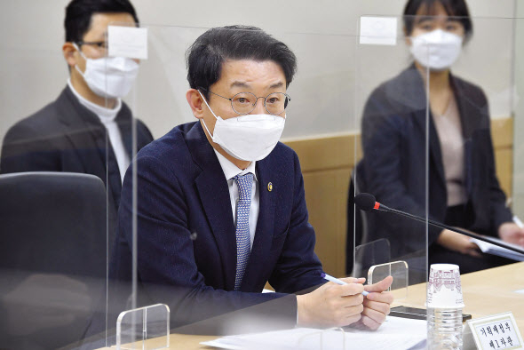 이억원 기획재정부 차관이 10일 서울 광화문 정부청사에서 경제안보 핵심품목 TF 제3차 회의를 주재하고 있다. 정부는 이날 회의에서 경제안보 핵심품목 1차 선정 결과와 조기경보시스템(EWS) 배정 결과 및 20대 우선관리품목 수급 안정화 방안 등을 논의했다. [기획재정부 제공]