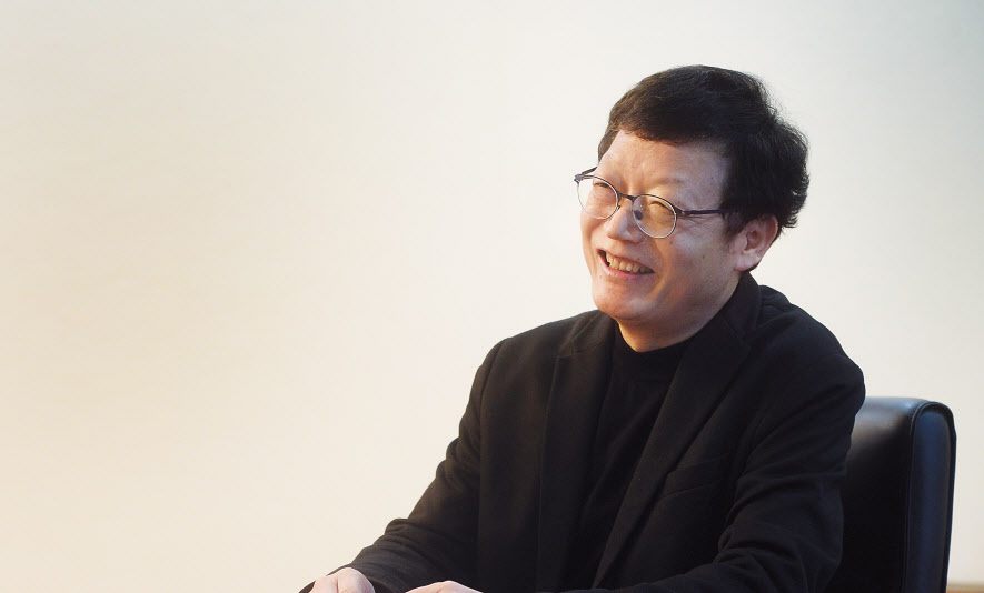 EBS 김유열 부사장이 경기도 고양시에 있는 집무실에서 본지와 인터뷰를 하며 EBS 콘텐츠의 철학과 실태, 제작방향 등을 설명하고 있다. 박해묵 기자