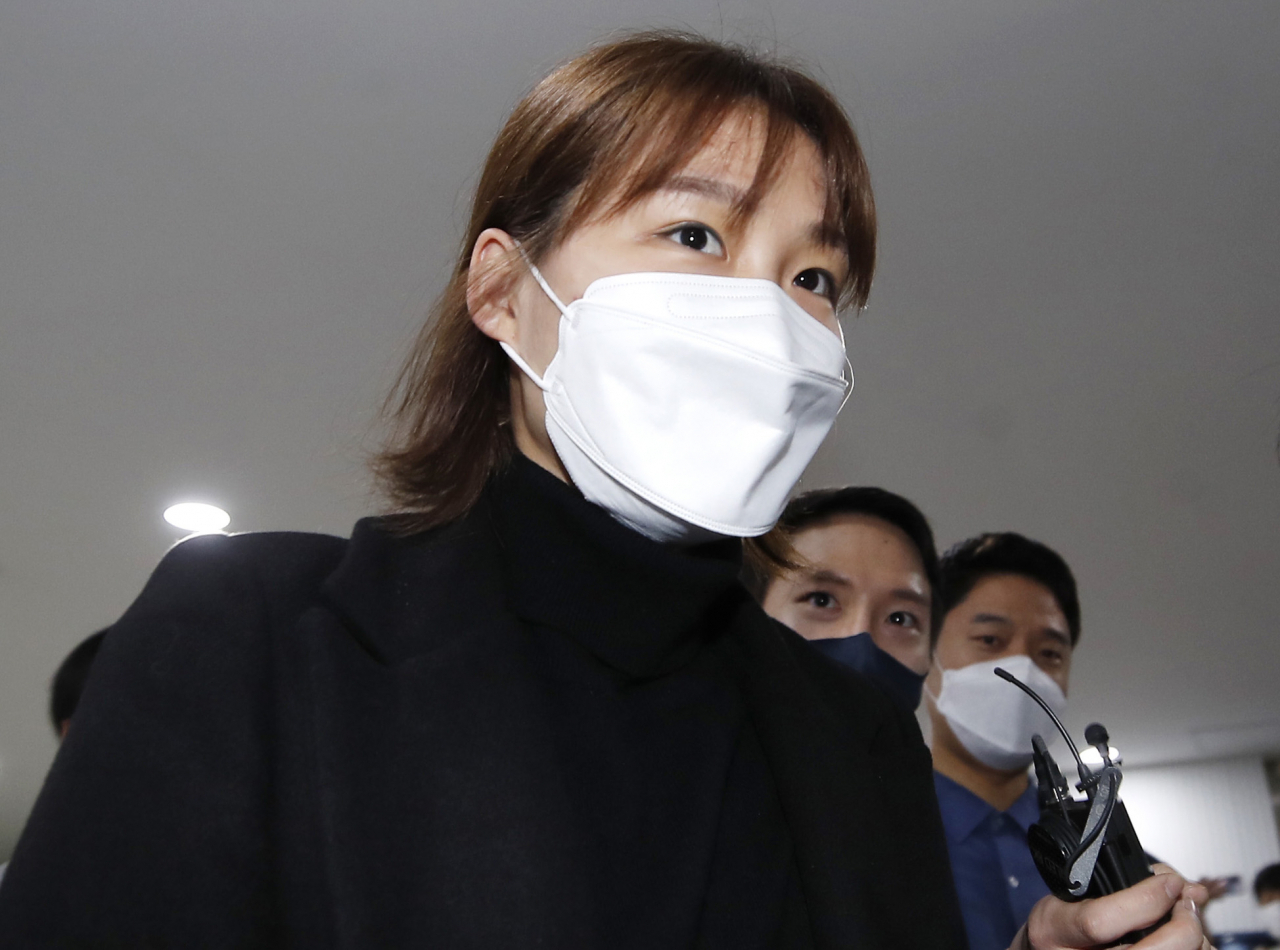 '무단이탈'로 논란을 부른 여자프로배구 IBK기업은행 세터 조송화가 10일 오전 서울 마포구 상암동 한국배구연맹에서 열린 상벌위원회에 출석하고 있다. 연합뉴스