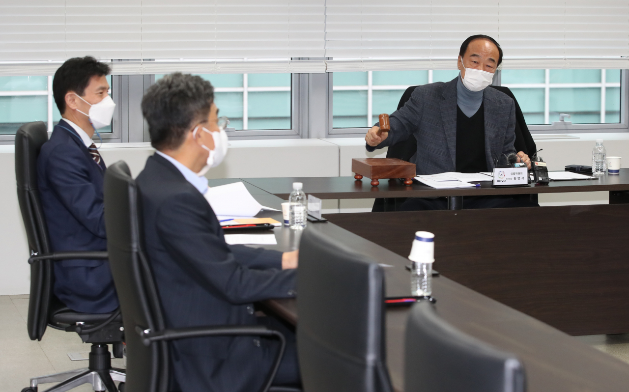 10일 서울 마포구 상암동 한국배구연맹에서 열린 IBK기업은행 조송화 '무단이탈' 관련 상벌위원회에 황명석 상벌위원장(오른쪽)이 회의 시작을 알리는 의사봉을 두드리고 있다. 연합뉴스