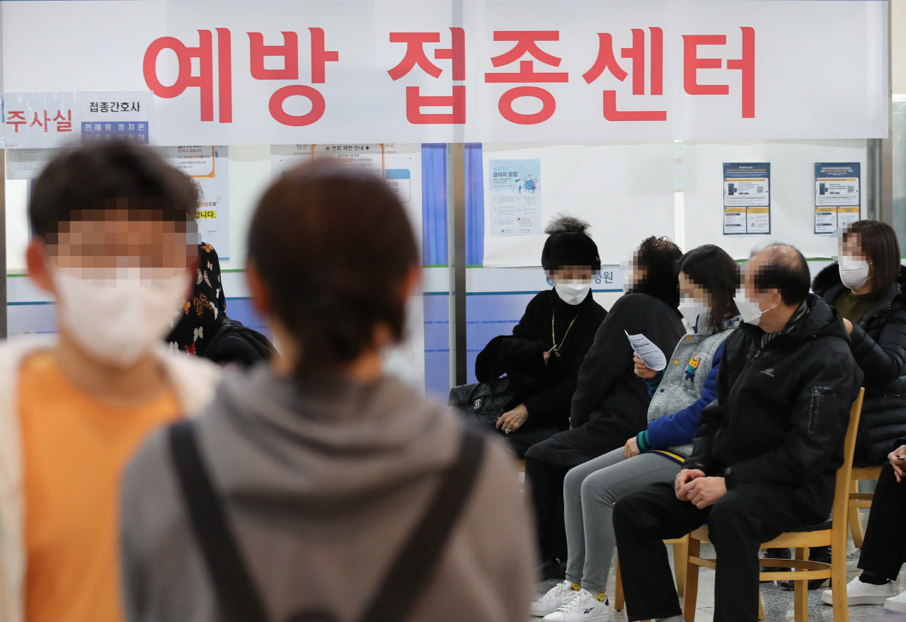 10일 오후 서울 서대문구 동신병원 예방접종센터가백신 접종을 하러 온 시민들로 붐비고 있다. [연합]