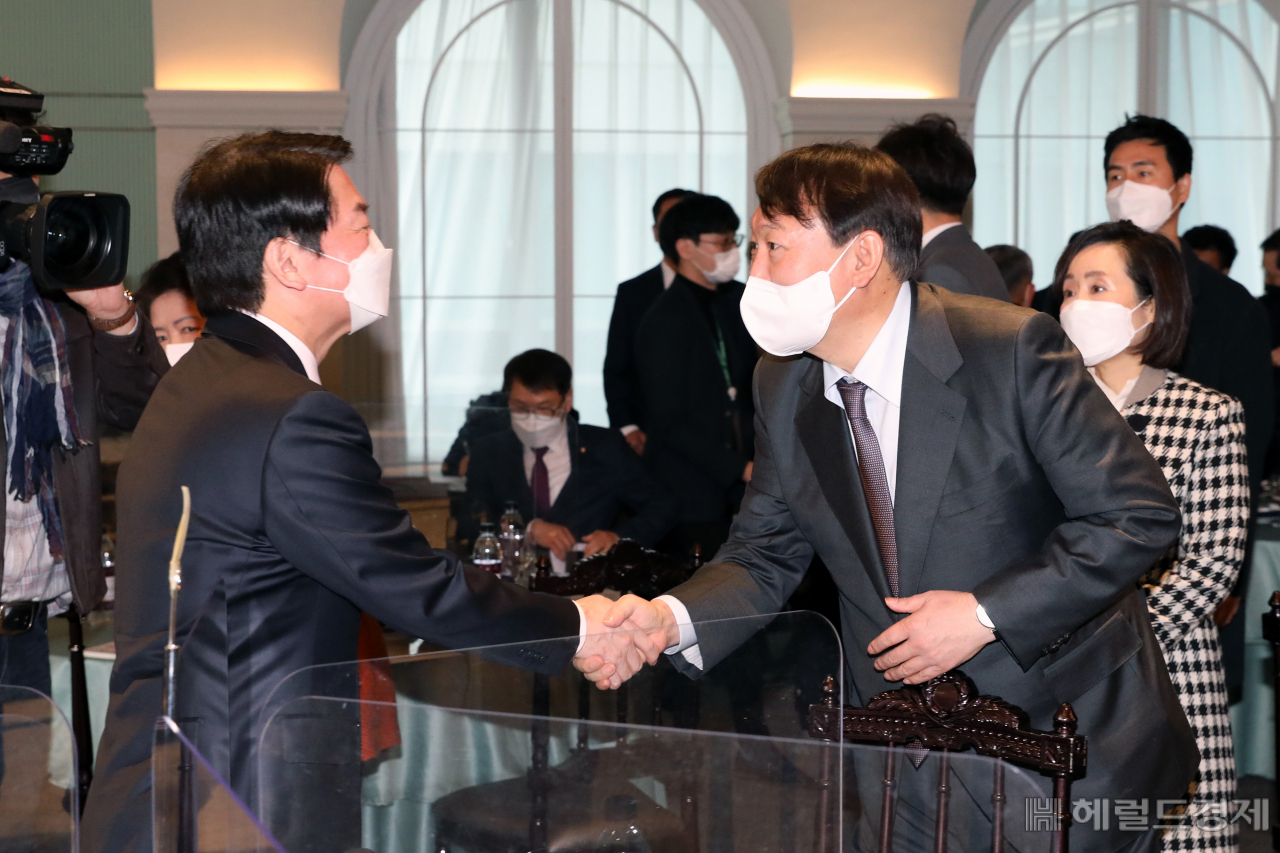 [헤럴드경제=이상섭 기자] 윤석열 국민의힘 대선후보와 안철수 국민의당 대선 후보가 지난 10일 오전 서울 영등포구 여의도 CCMM빌딩에서 열린 '제23회 전국장애인지도자대회'에서 인사를 나누고 있다.