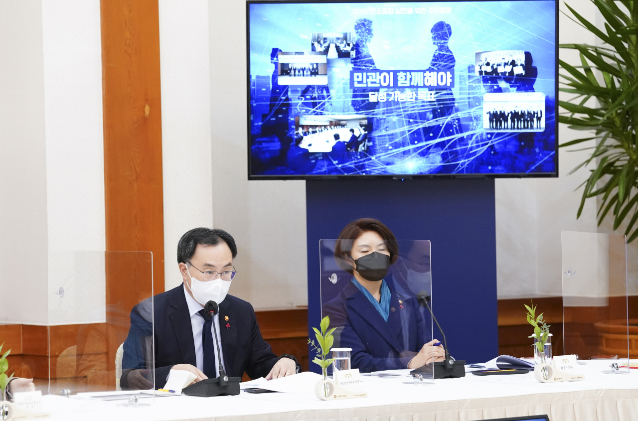 문승욱 산업통상자원부 장관이 탄소중립 선언 1주년인 10일 오후 청와대 충무실에서 열린 탄소중립 선도기업 초청 전략 보고회에서 탄소중립 산업 에너지 대전환 비전 및 전략 보고를 하고 있다. [연합]