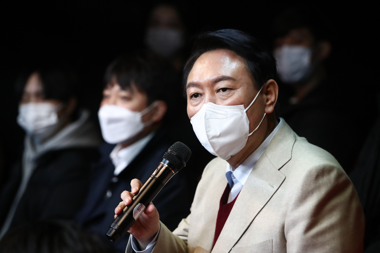 윤석열 국민의힘 대선후보가 지난 8일 서울 종로구 대학로의 한 소극장에서 열린 청년문화예술인과의 간담회에서 인사말을 하고 있다. [연합]
