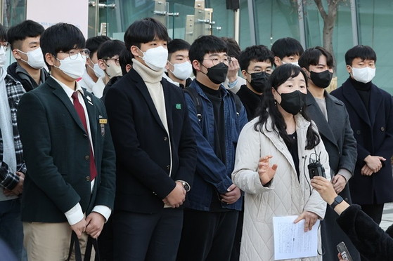 수능 생명과학Ⅱ 문항을 둘러싼 첫 법정공방이 열린 지난 8일 오후 한국교육과정평가원을 상대로 집행정지를 신청한 수험생과 소송대리인이 기자회견을 하는 모습. [연합]