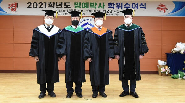 사진 왼쪽부터 강성호 대학원장, 김종욱 회장, 최균영 회장, 고영진 총장.