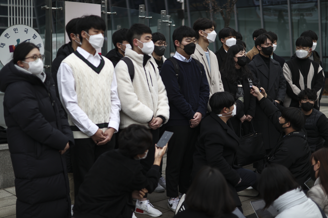 수능 생명과학Ⅱ 응시자 92명이 한국교육과정평가원을 상대로 제기한 정답 결정 처분 취소 소송의 첫 변론 기일이 열린 10일 오후 서초구 서울행정법원 앞에서 재판을 마친 수험생과 소송대리인이 기자회견을 하고 있다. 서울행정법원 행정6부는 이날 변론기일에서 "이 사건 판결을 17일 오후 1시 30분에 선고하겠다"고 밝혔다. [연합]