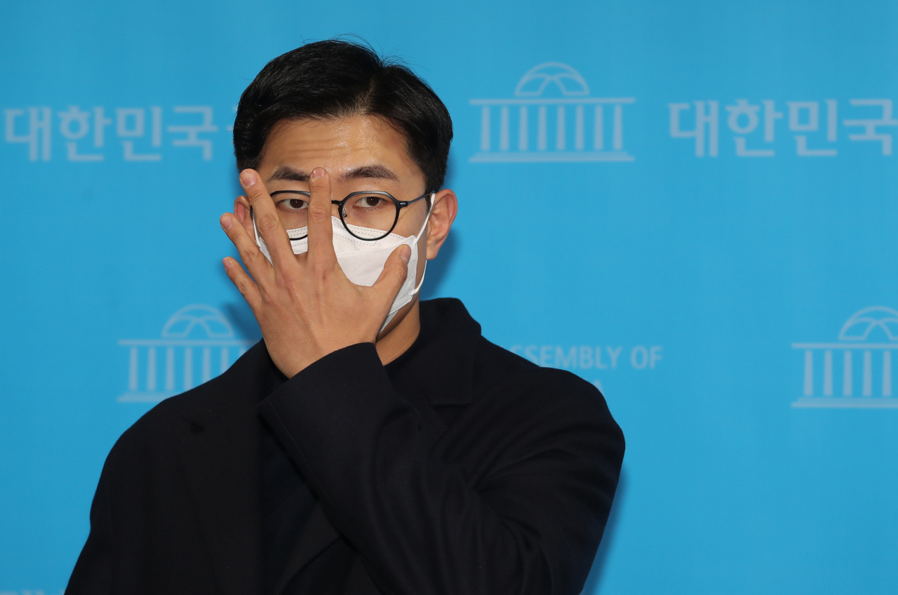 과거 발언들로 논란을 빚은 국민의힘 노재승 공동선대위원장이 9일 오후 국회 소통관에서 선대위원장직 사퇴를 밝힌 뒤 취재진의 질문을 들으며 안경을 만지고 있다. [연합]