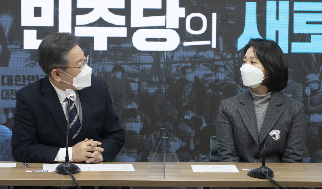 더불어민주당 이재명 대선후보(왼쪽)가 30일 서울 여의도 중앙당사에서 열린 '이재명 캠프 공동상임선대위원장 인선 발표'에서 인사말을 하고 있다. 오른쪽은 공동상임선대위원장으로 임명된 조동연 교수. [연합]
