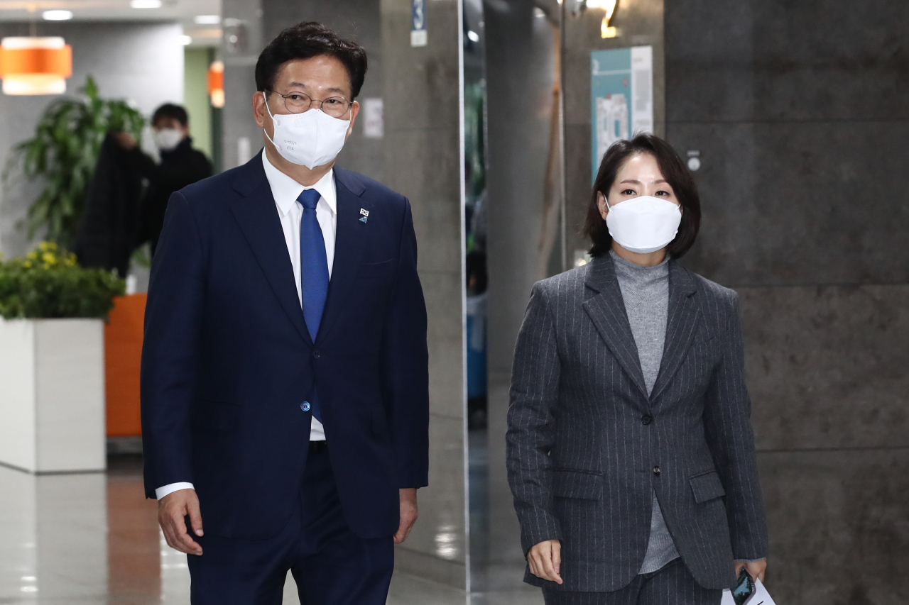 더불어민주당 송영길 대표와 조동연 공동상임선대위원장이 30일 오후 국회 의원회관에서 열린 국방정책위-스마트강군위원회 1차 전체회의에 참석하고 있다. [연합]