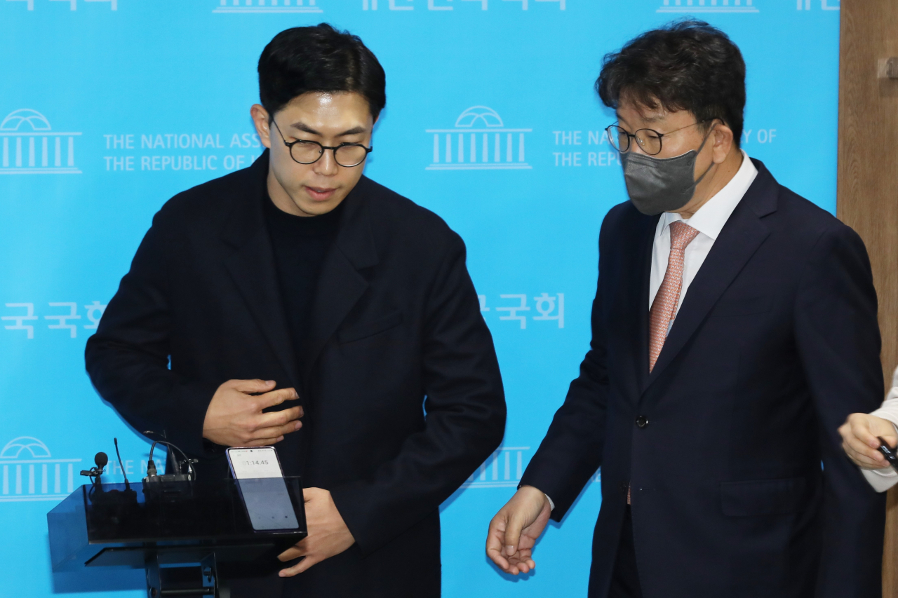과거 발언들로 논란을 빚은 국민의힘 노재승 공동선대위원장이 9일 오후 국회 소통관에서 선대위원장직 사퇴를 밝힌 뒤 권성동 선대위 종합지원총괄본부장과 취재진의 질문을 받기 위해 이동하고 있다. [연합]
