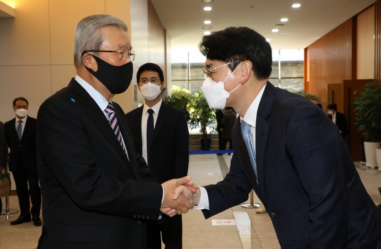 국민의힘 김종인 전 비상대책위원장이 1일 서울 종로 교보타워에서 열린 '박용진의 정치혁명' 출판기념회에 참석해 박용진 의원과 악수를 하고 있다. [연합]