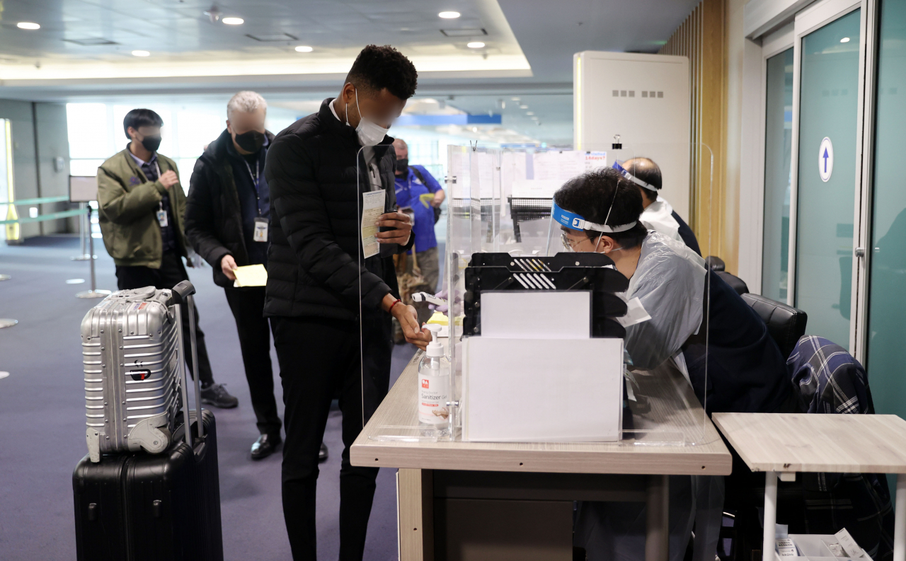 6일 인천국제공항 1터미널 입국장에서 외국인들이 검역대를 통과하고 있다. [연합]