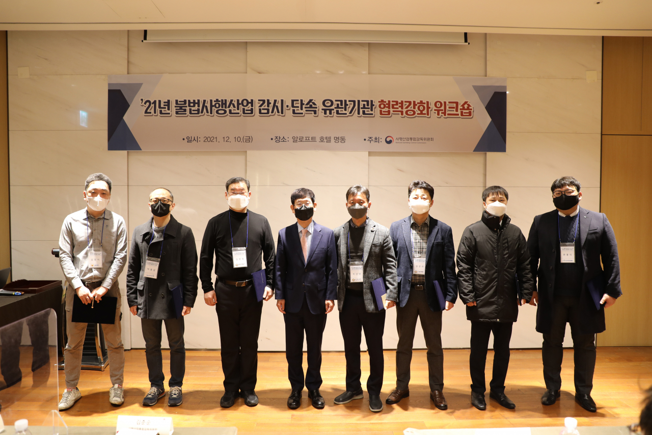 사감위 김춘순 위원장(왼쪽 네번째)과 참석자들이 기념촬영하고 있다. [사감위 제공]