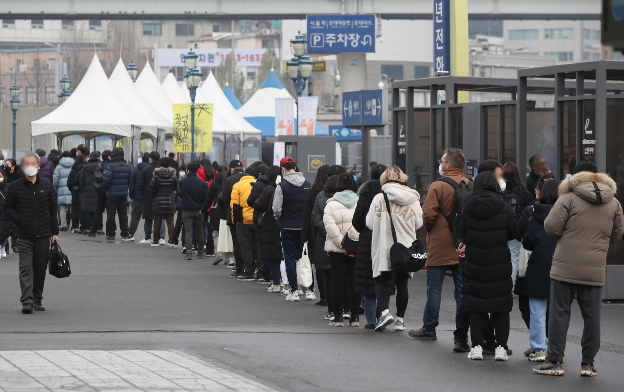 신종 코로나바이러스 감염증(코로나19) 확산세가 여전히 거센 가운데 주말인 11일 오전 서울 중구 서울역 코로나19 임시 선별검사소에서 시민들이 이른 시간부터 검사를 기다리고 있다.[연합뉴스]