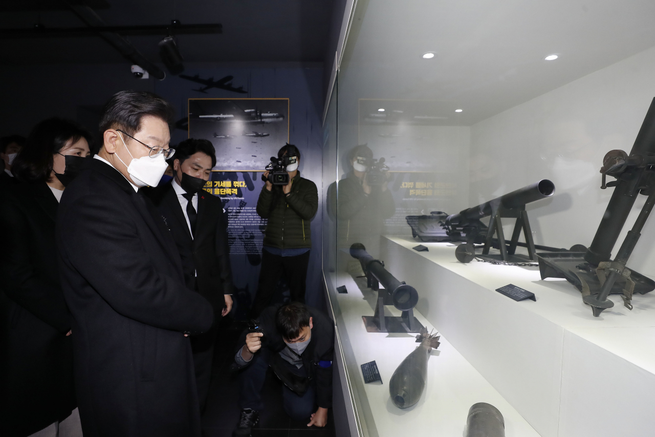 더불어민주당 이재명 대선 후보가 11일 한국전쟁 최대 격전지였던 경북 칠곡군 다부동 전적기념관을 방문해 한국전쟁 관련 전시품을 살펴보고 있다.[연합]