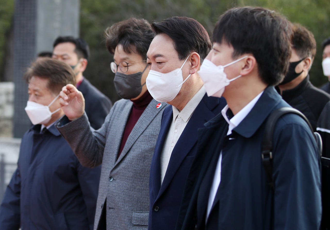 국민의힘 윤석열 대선 후보와 이준석 대표, 권성동 사무총장이 11일 오전 강원 강릉시 오죽헌을 방문해 율곡 이이 선생의 영정을 모신 문성사로 향하고 있다. [연합]