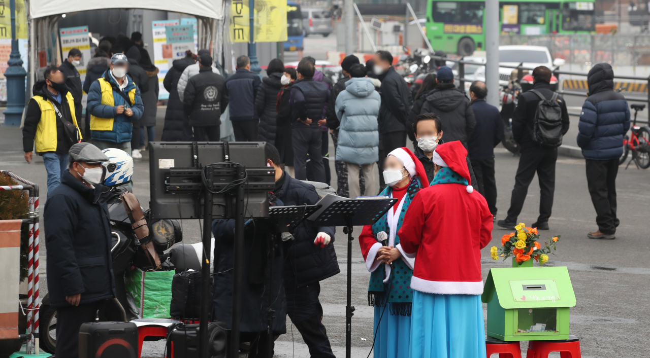 신종 코로나바이러스 감염증(코로나19) 확산세가 여전히 거센 가운데 주말인 11일 오전 서울 중구 서울역 코로나19 임시 선별검사소에서 시민들이 이른 시간부터 검사를 기다리고 있다. [연합]