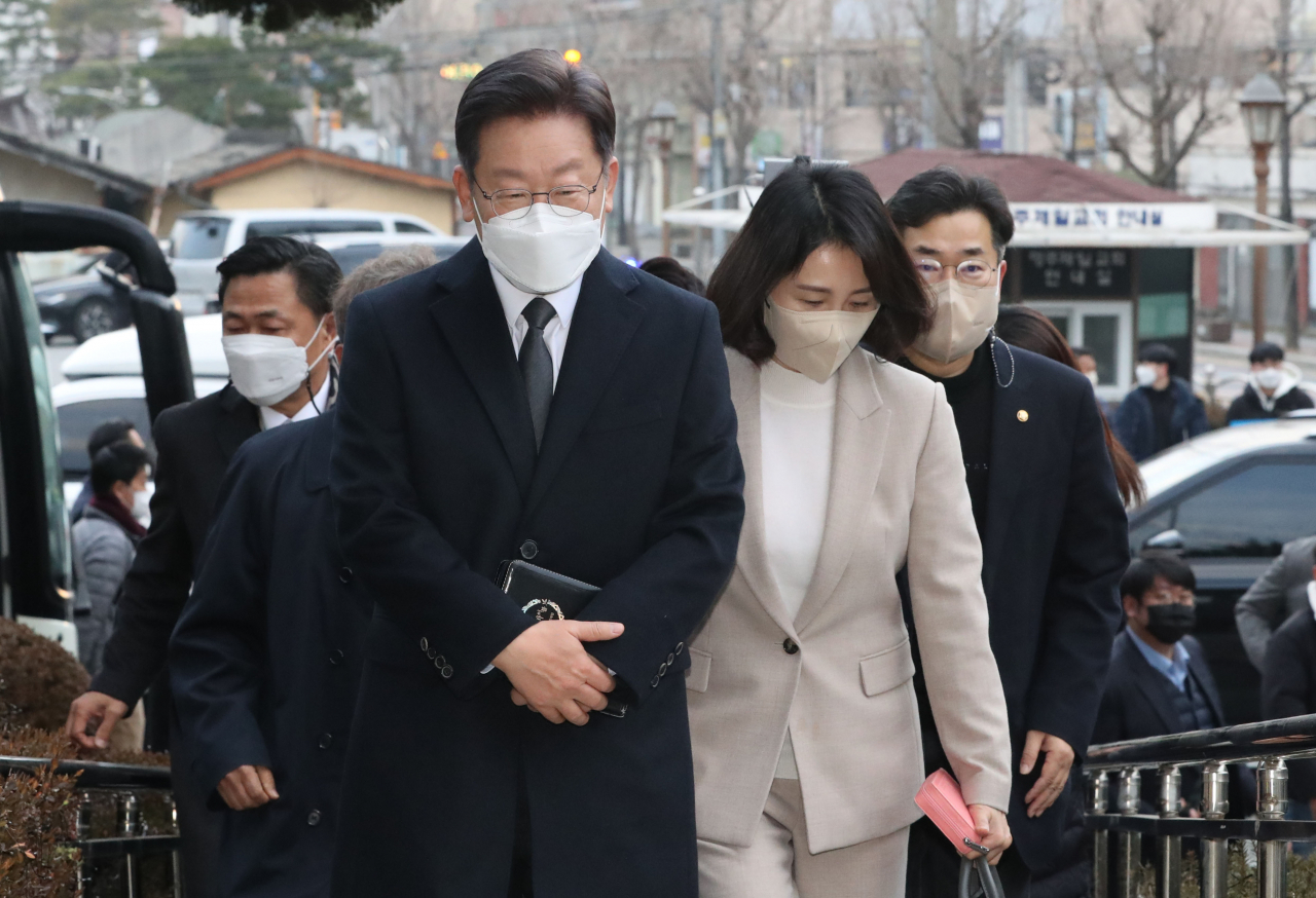 이재명 더불어민주당 대선 후보와 부인 김혜경 씨가 12일 오전 경북 영주시 영주 제일교회에서 예배에 참석하고 있다. [연합]