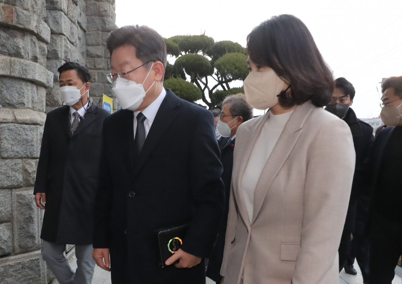 이재명 더불어민주당 대선 후보와 부인 김혜경 씨가 12일 오전 경북 영주시 영주 제일교회에서 예배에 참석하고 있다. [연합]