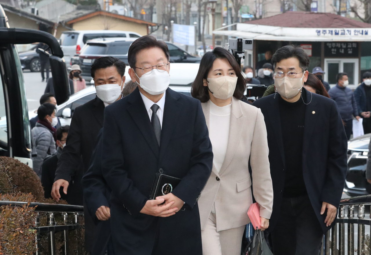 이재명 더불어민주당 대선 후보와 부인 김혜경 씨가 12일 오전 경북 영주시 영주 제일교회에서 예배에 참석하고 있다. [연합]