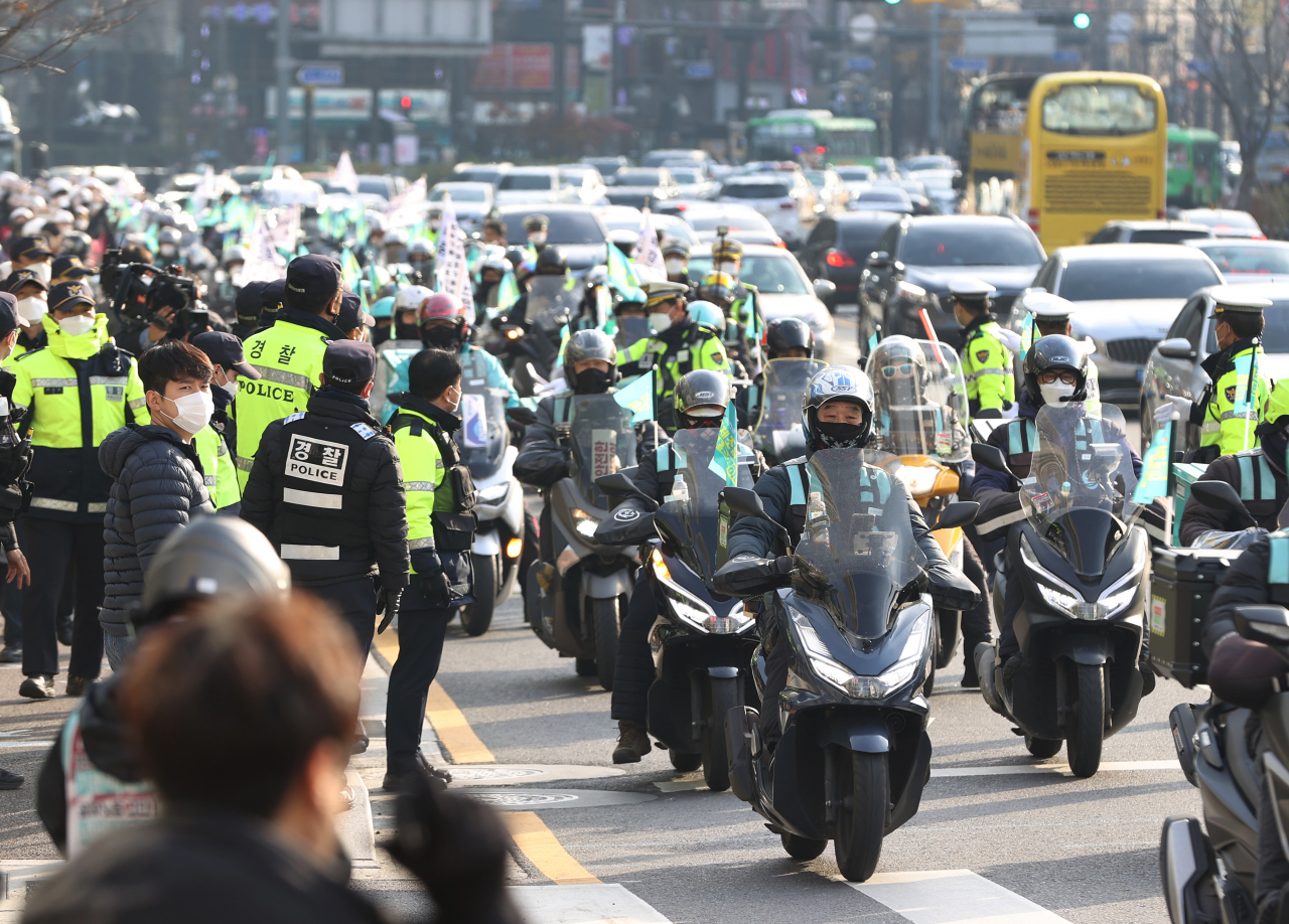 지난달 28일 서울광장에서 민주노총 주최로 열린 청년노동자대회에 참가한 배달노동자들이 배달오토바이 공제조합 설립 예산 반영과 안전한 양질의 청년일자리 보장 등을 촉구하며 오토바이 행진을 하고 있다. [연합]
