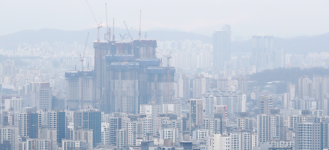 지난 3분기(7~9월) 한국 경제가 0.3% 성장하는 데 그쳐 올해 4% 성장 달성이 불투명해졌다. 2일 한국은행에 따르면 올해 3분기 실질 국내총생산 성장률이(잠정치·전분기 대비)이 0.3%로 집계됐다. 분기별 성장률을 보면 지난해 3분기 이후 5분기 연속 성장세를 유지했지만, 코로나19 4차 대유행 및 공급 병목 현상으로 인한 소비와 투자 위축되면서 성장세가 둔화한 것으로 풀이된다. 올해 4분기 성장률이 전분기 대비 1.0% 이상 뛰어야 올해 연간 성장률 4%를 달성할 수 있을 것으로 보인다. 사진은 2일 오후 서울 시내에서 바라본 시내 모습. 연합뉴스