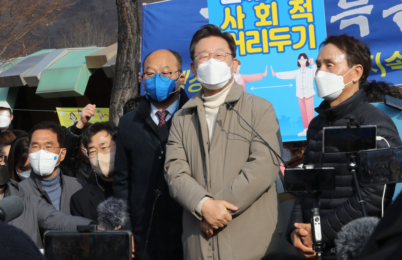 더불어민주당 이재명 대선 후보가 12일 경북 문경시 가은역을 찾아 꼬마열차에 탑승하기에 앞서 즉석 연설을 하고 있다. [연합]