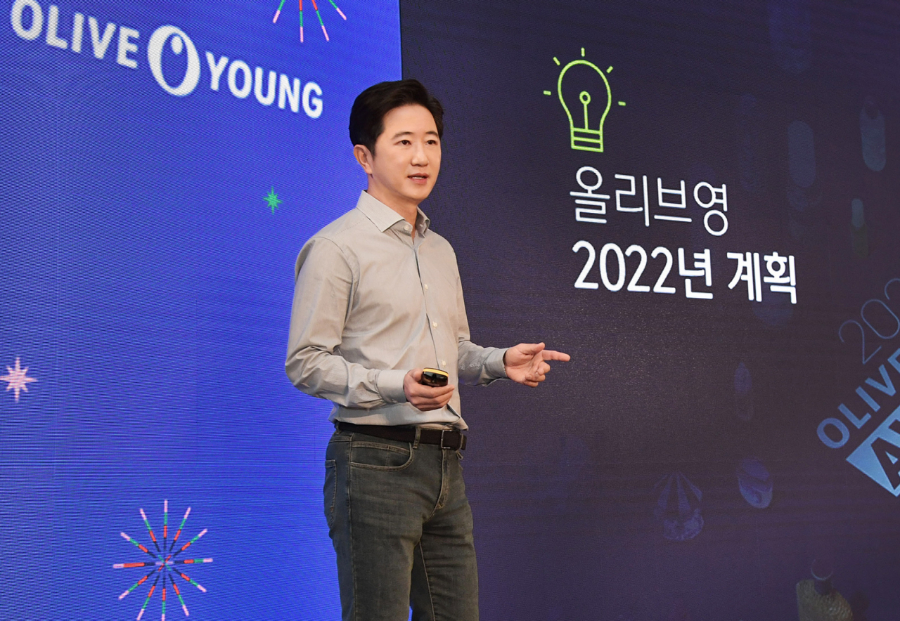 구창근 CJ올리브영 대표가 10일 서울 동대문디자인플라자(DDP)에서 열린 2021 올리브영 어워즈&페스타 기자간담회에서 성과와 내년 전략을 발표하고 있다. [CJ올리브영]