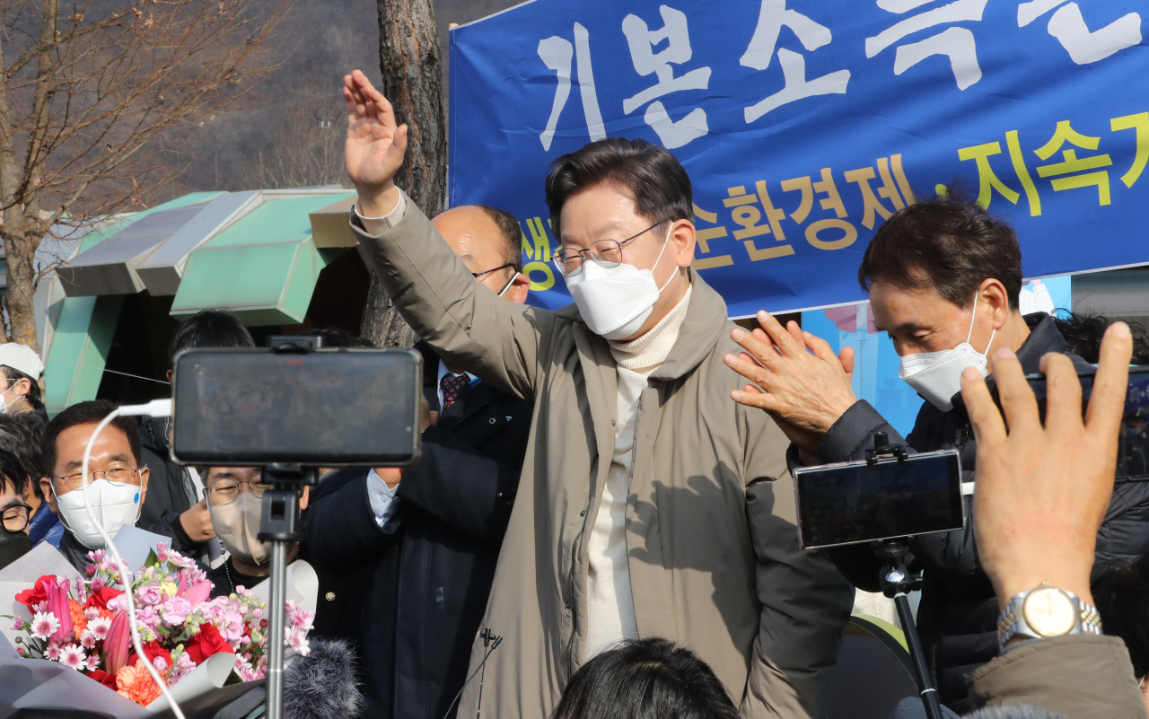 더불어민주당 이재명 대선 후보가 12일 경북 문경시 가은역을 찾아 꼬마열차에 탑승하기에 앞서 지지자들에게 인사하고 있다. [연합]