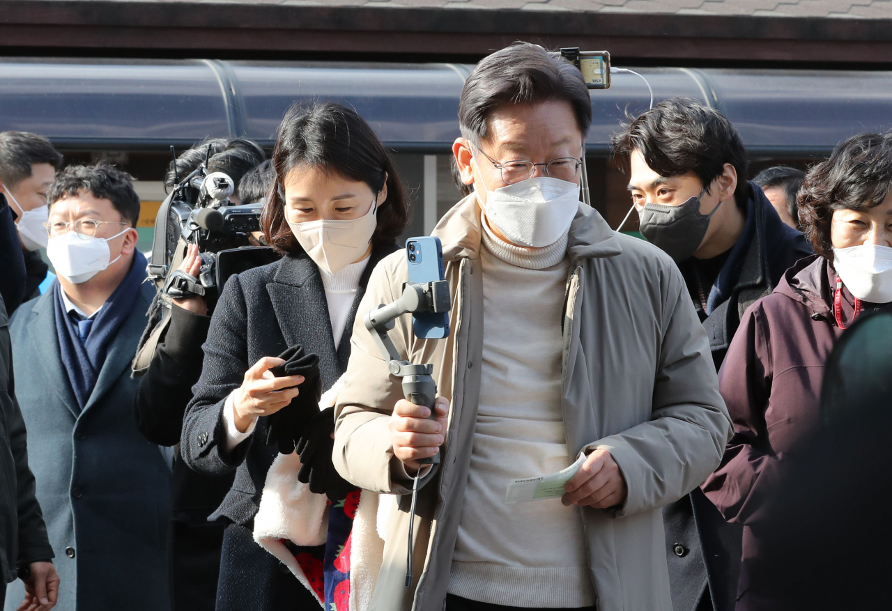 더불어민주당 이재명 대선 후보와 부인 김혜경 씨가 12일 경북 문경시 가은역을 찾아 꼬마열차에 탑승하고 있다.[연합]
