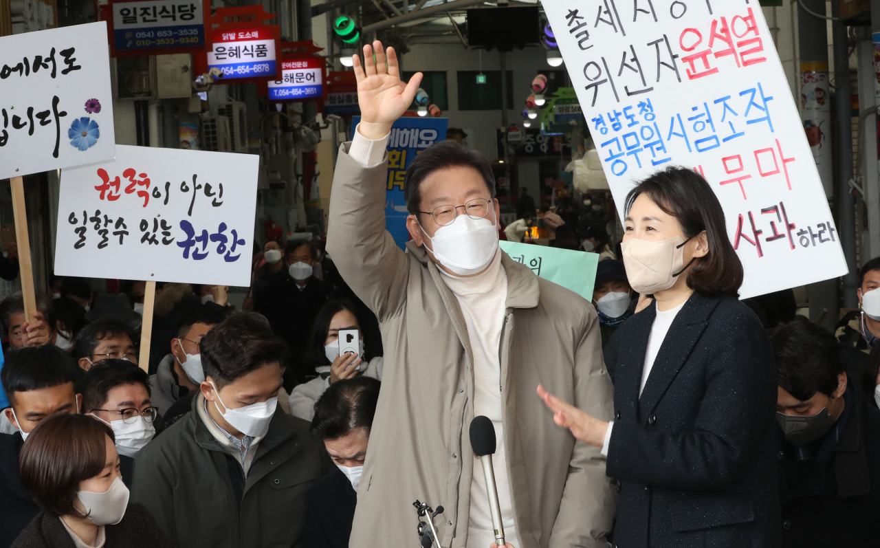 더불어민주당 이재명 대선후보와 부인 김혜경 씨가 12일 오전 경북 예천군 예천읍 상설시장을 방문, 시민들에게 인사하고 있다. [연합]
