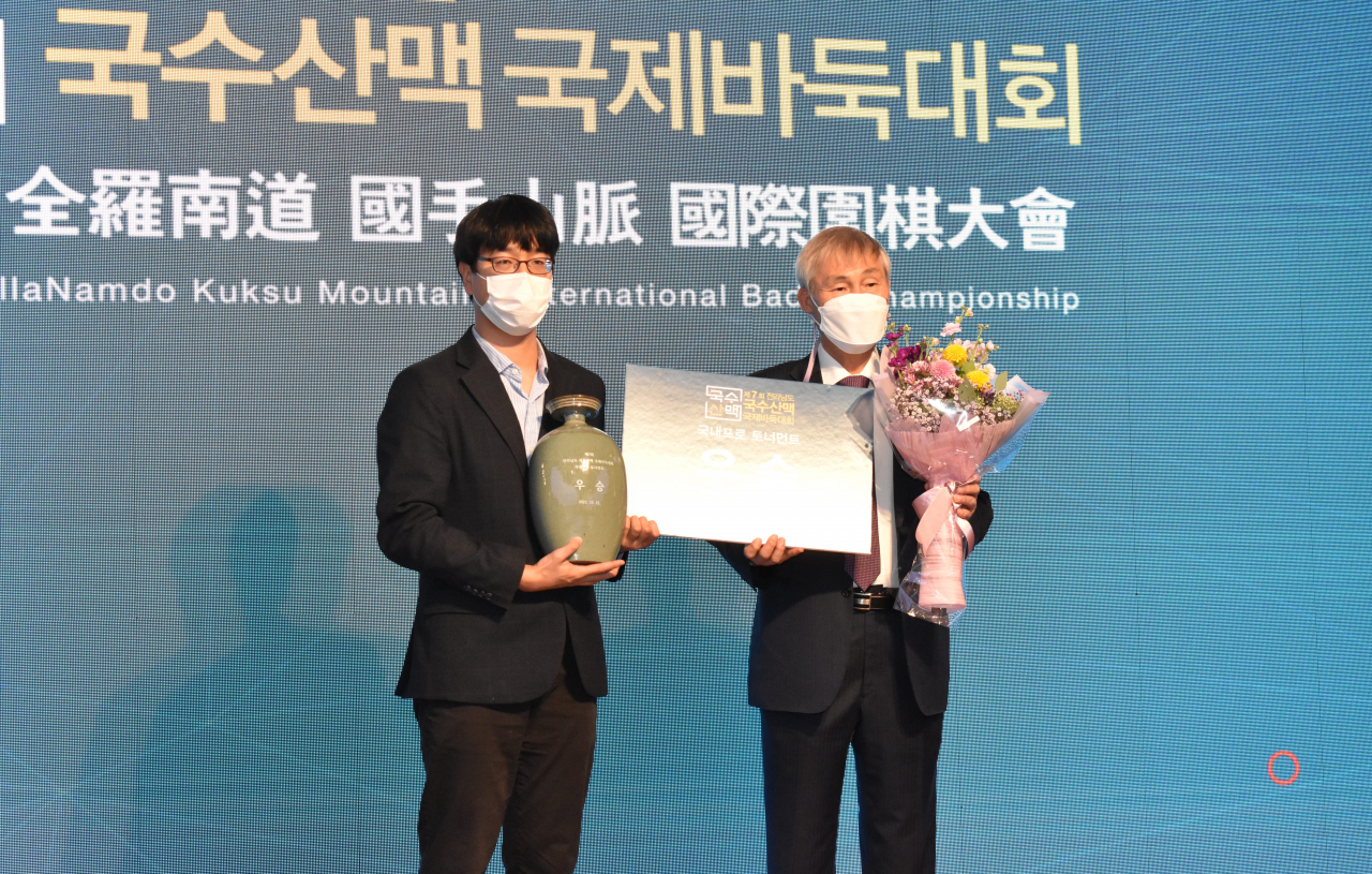 국내 토너먼트 우승자 박영훈(왼쪽).